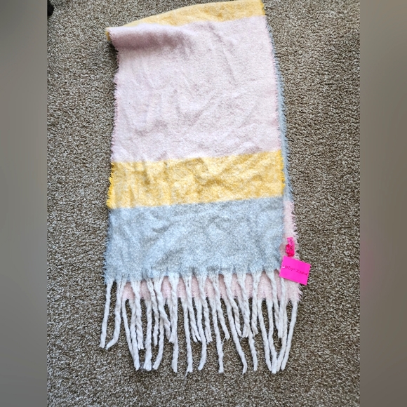 Large Betsy Johnson Blanket Scarf - Picture 3 of 3